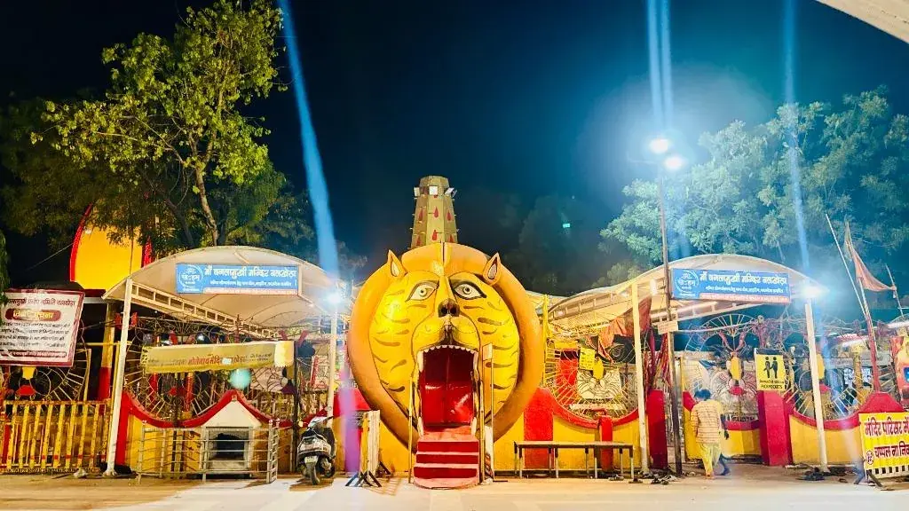 Temple Lion Gate - मंदिर सिंह द्वार