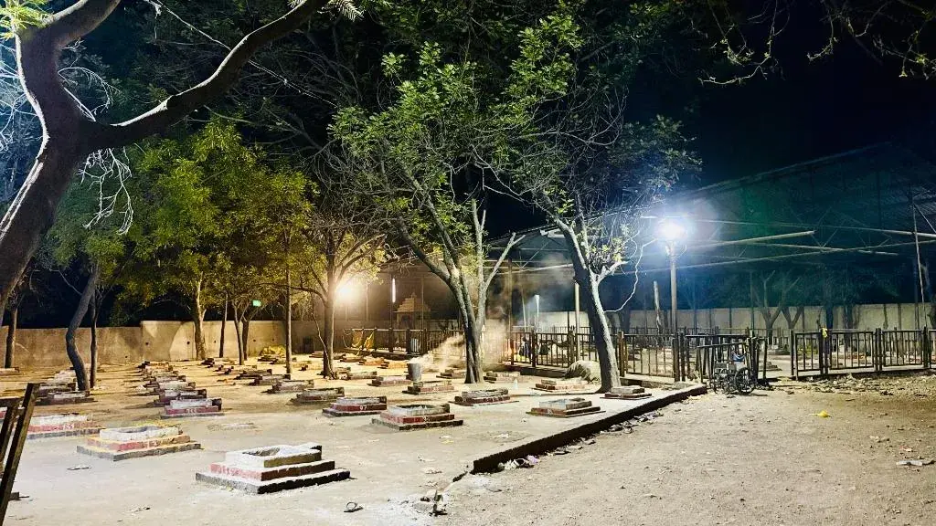 Temple Under Night Sky - रात्रि में देदीप्यमान मंदिर